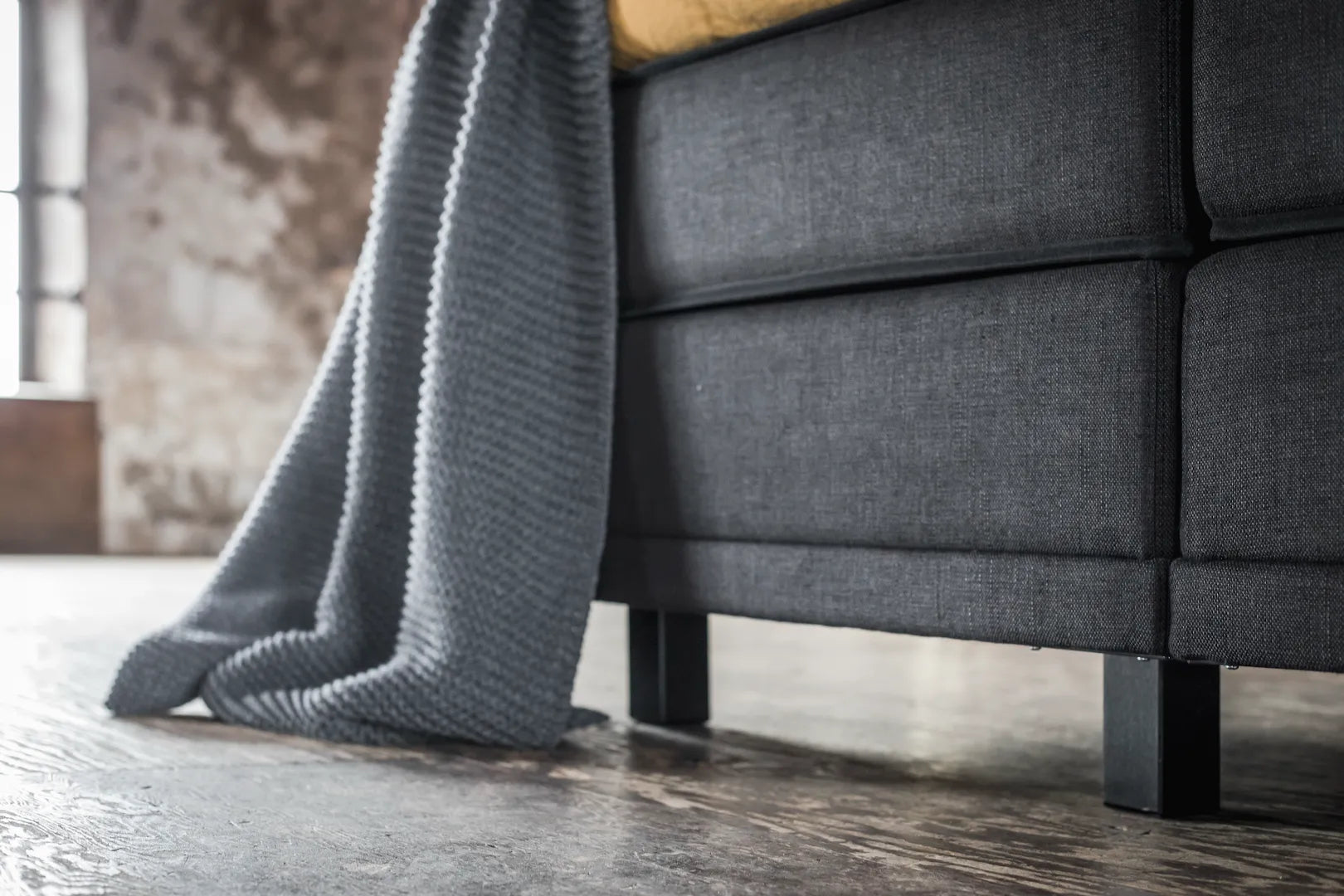 Details van Pullman boxspring poten onder gestoffeerde bedbodem