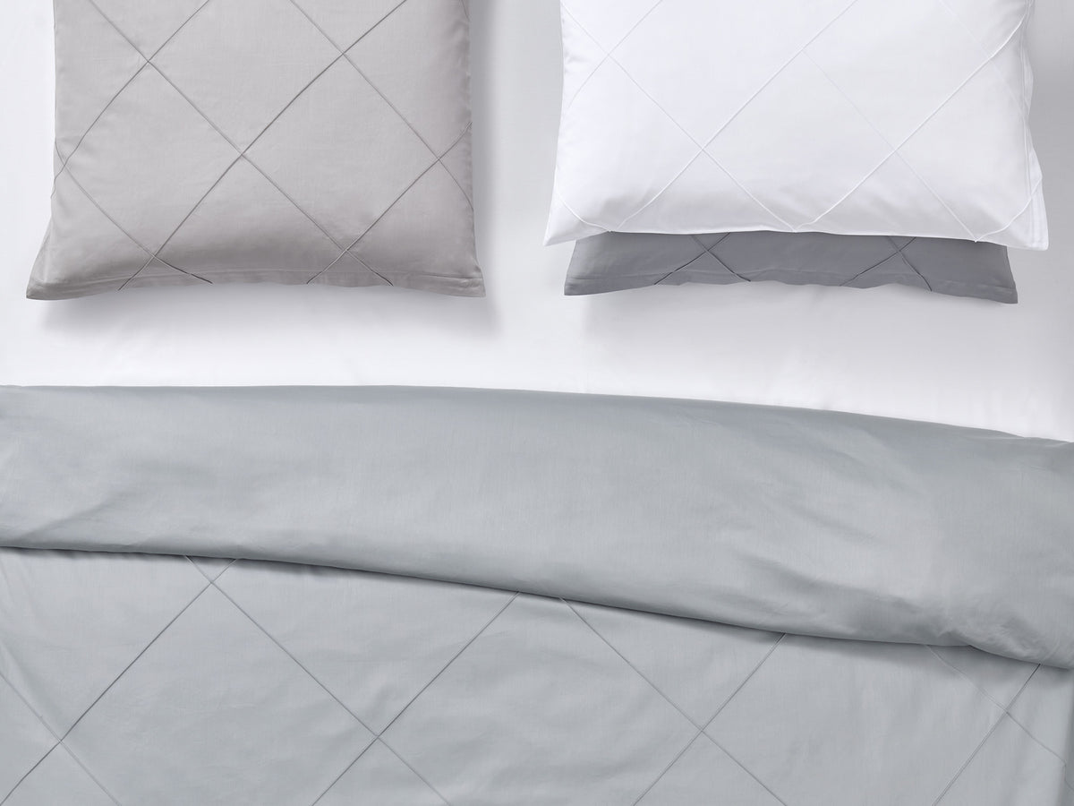Wit bedlinnen met aandacht voor elk detail