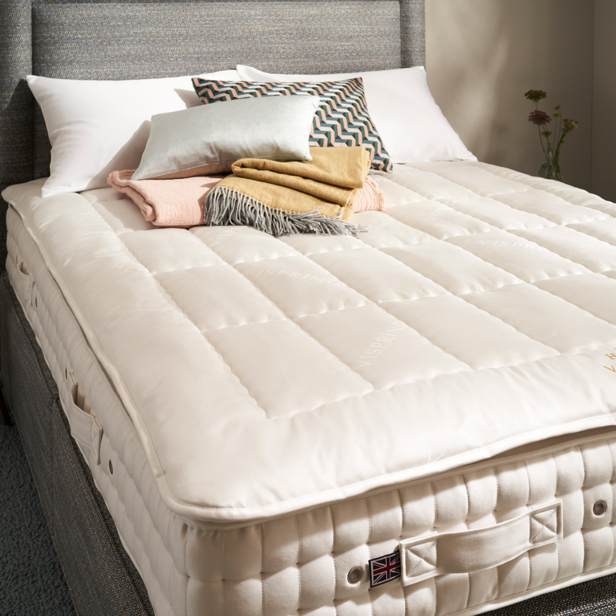 Vispring Heaven topmatras op bed, detail van afwerking