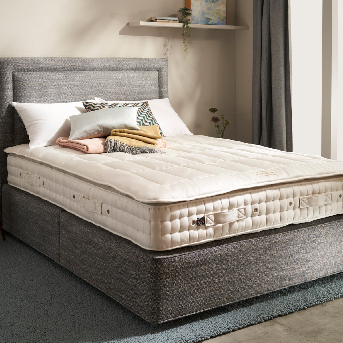 Vispring Heaven topmatras op bed in slaapkamer, totaalbeeld