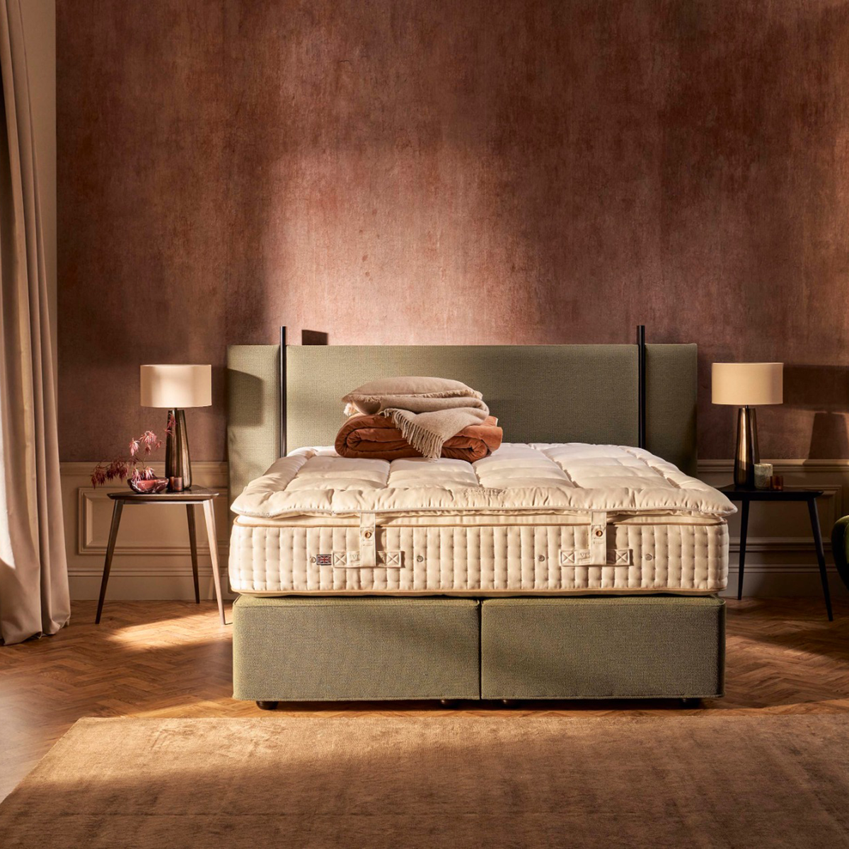 Vispring Opulence topmatras op bed, compleet aanzicht