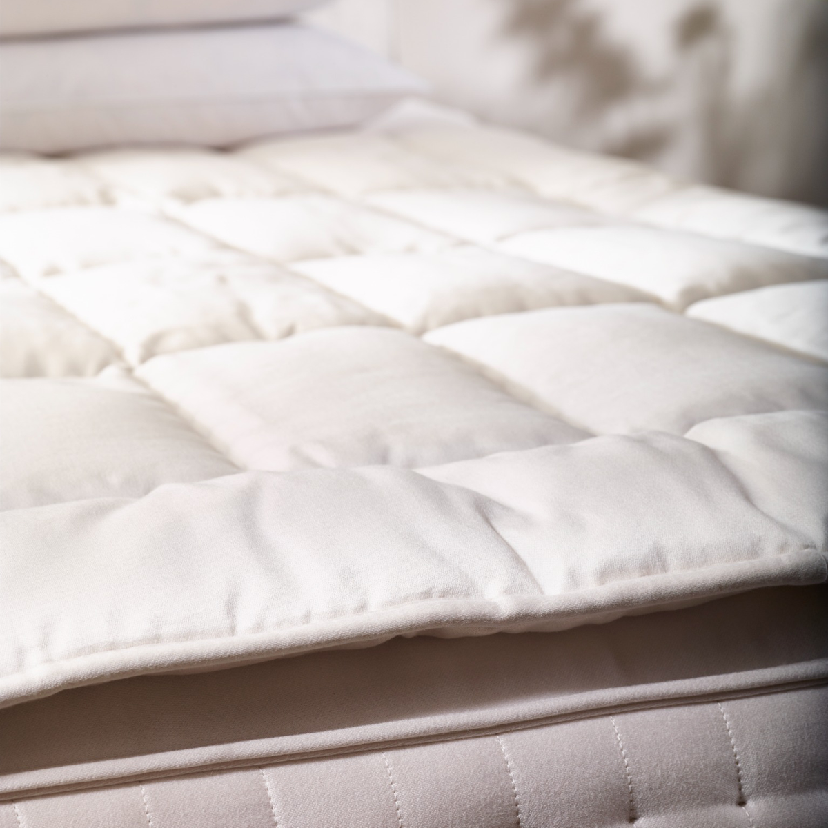 Vispring Dream topmatras op bed, detail van gewatteerde bovenzijde