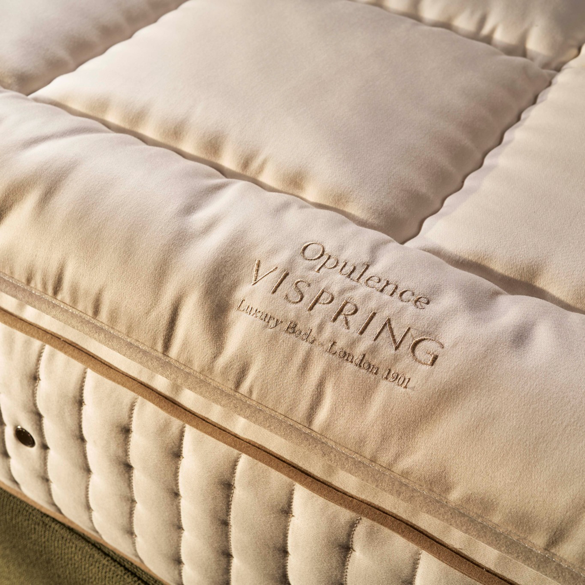 Vispring Opulence topmatras, close-up van geborduurde merknaam
