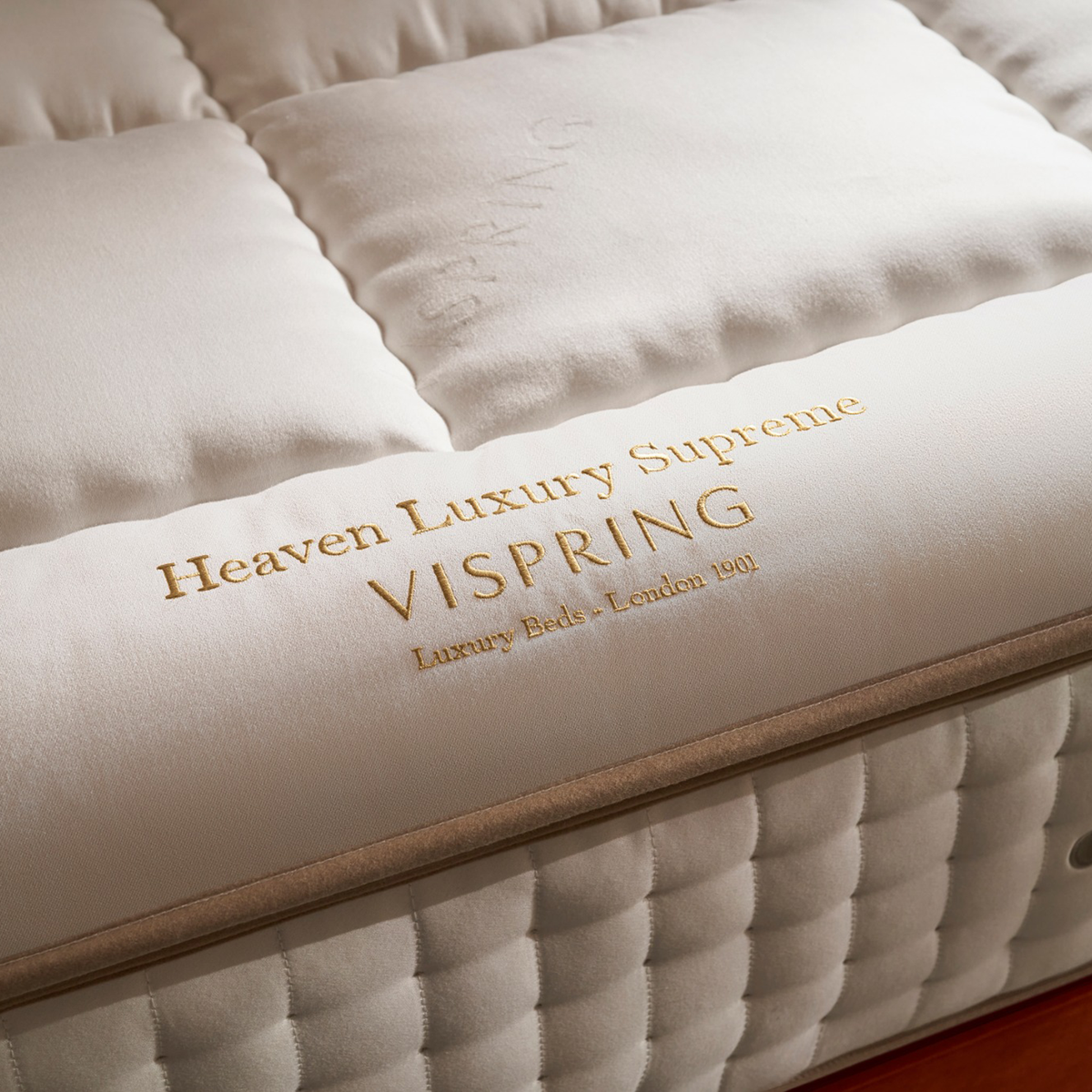 Vispring Heaven Luxury Supreme topmatras op bed, zijaanzicht
