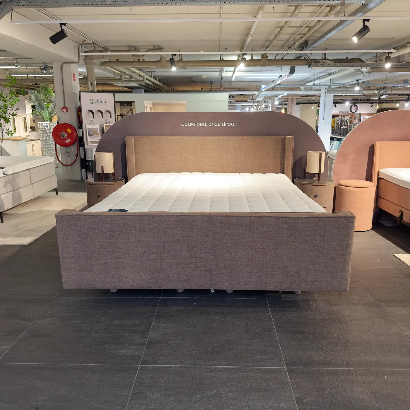 Ubica Avenza Curve 180 x 210 cm (Showroommodel)