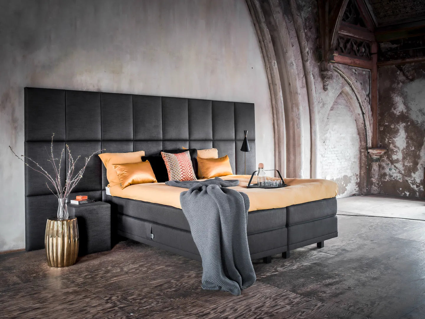 Pullman boxspring met hoog gestoffeerd hoofdbord en donkere meubelstof