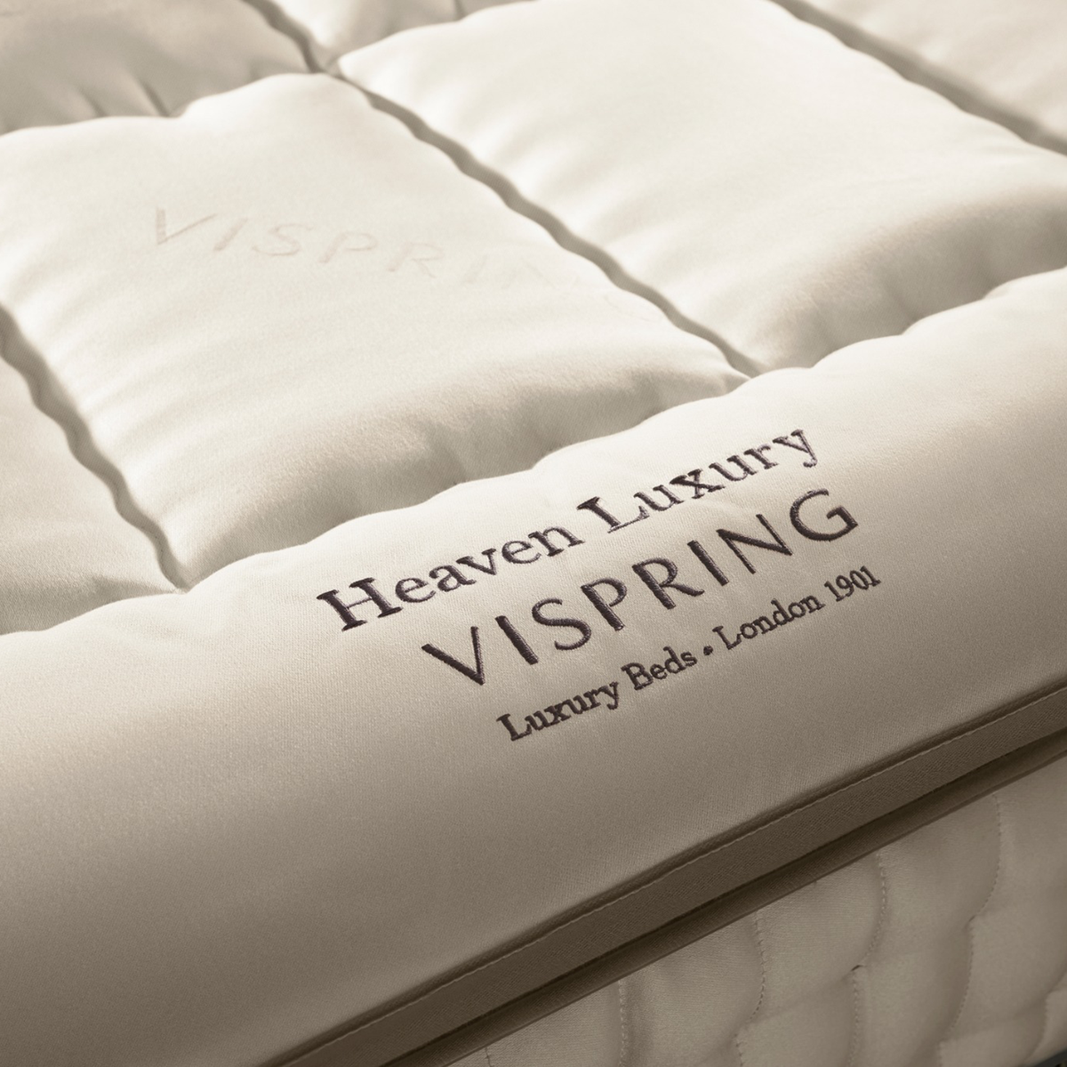 Vispring Heaven Luxury topmatras op bed met rood hoofdbord