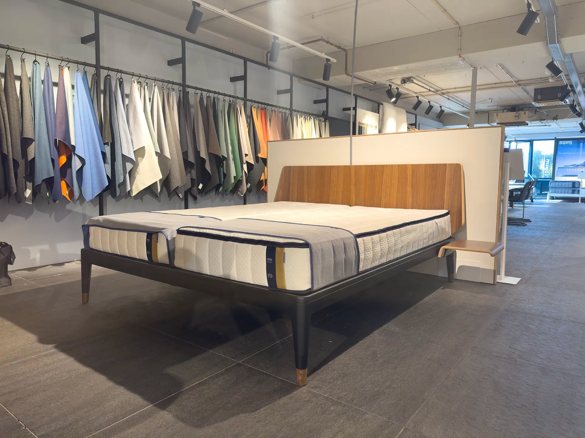 Auping Essential Walnut Deep Black 180 x 210 cm (Showroommodel)