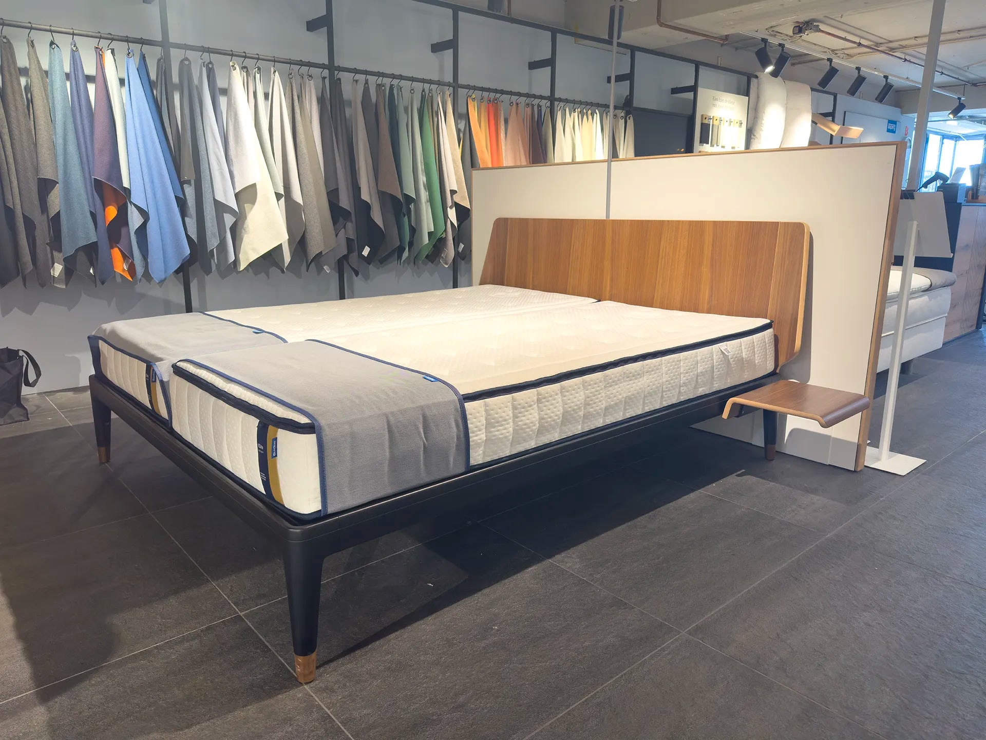 Auping Essential Walnut Deep Black 180 x 210 cm (Showroommodel)