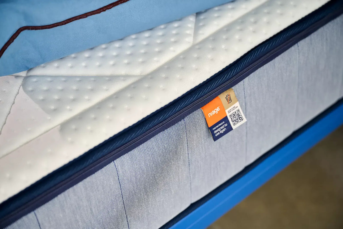Niaga-label op de tijk van een Auping matras voor circulair retour en recycling