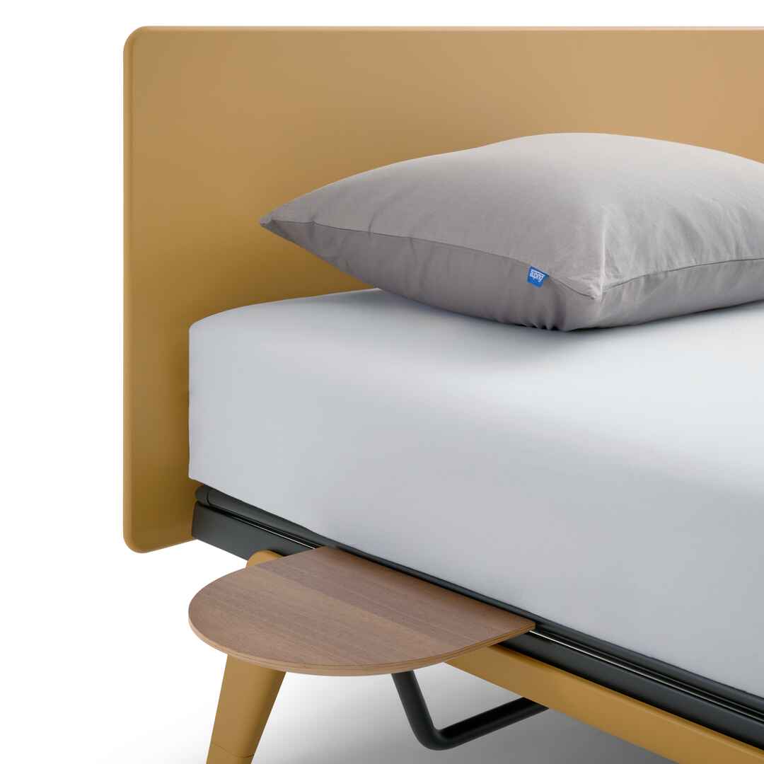 Detail van het Original bedtafeltje met houten blad aan het bedframe