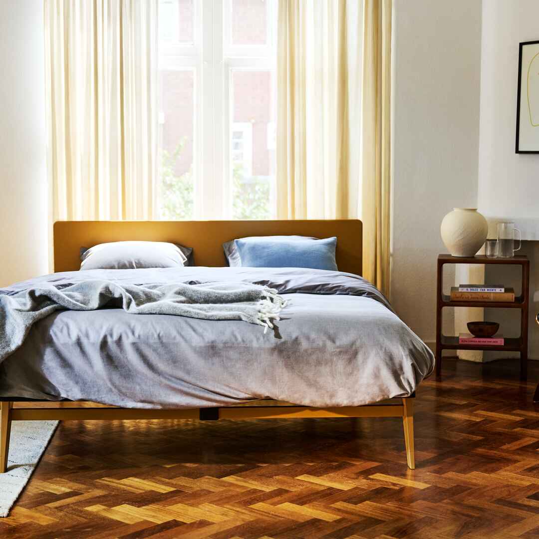 Auping Original in Mustard met Straight hoofdbord en grijs beddengoed