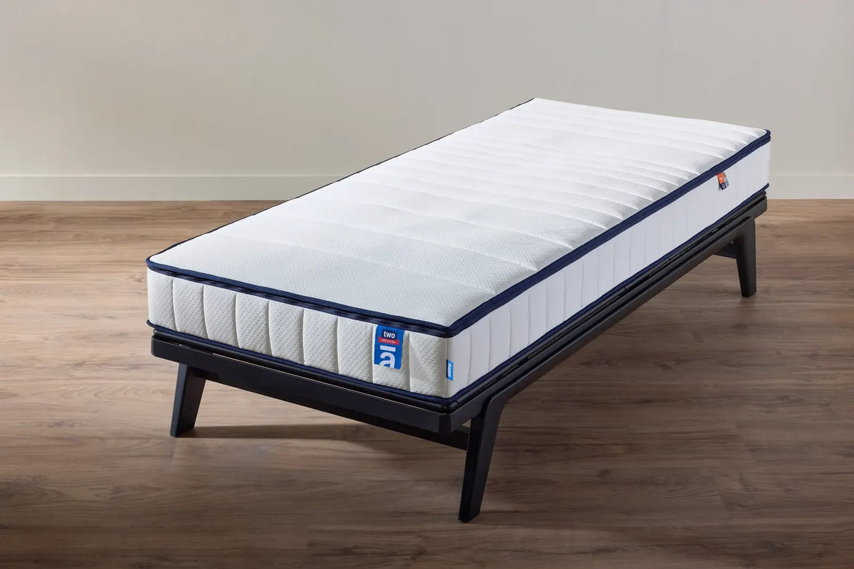 Auping Two matras schuin vooraanzicht op een bedbodem