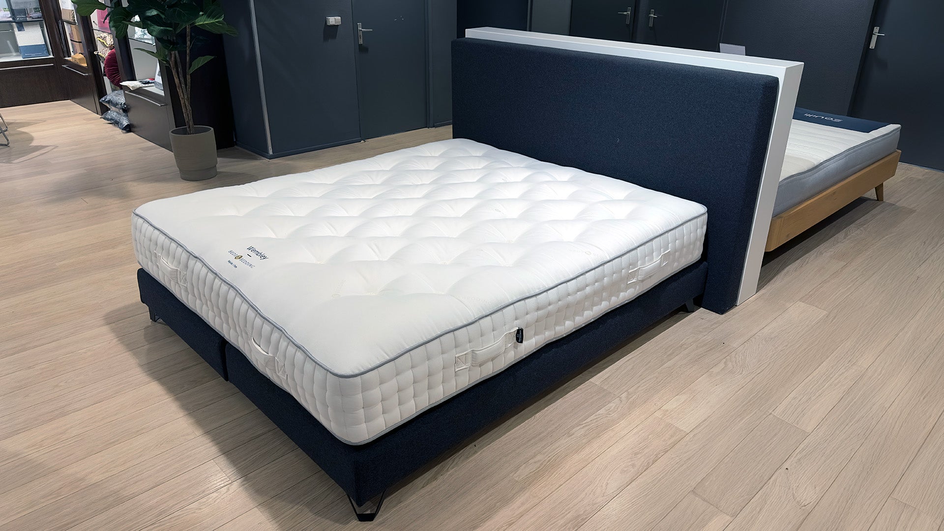 Beds & Bedding Natural Wembley 180 x 210 cm (Showroommodel)