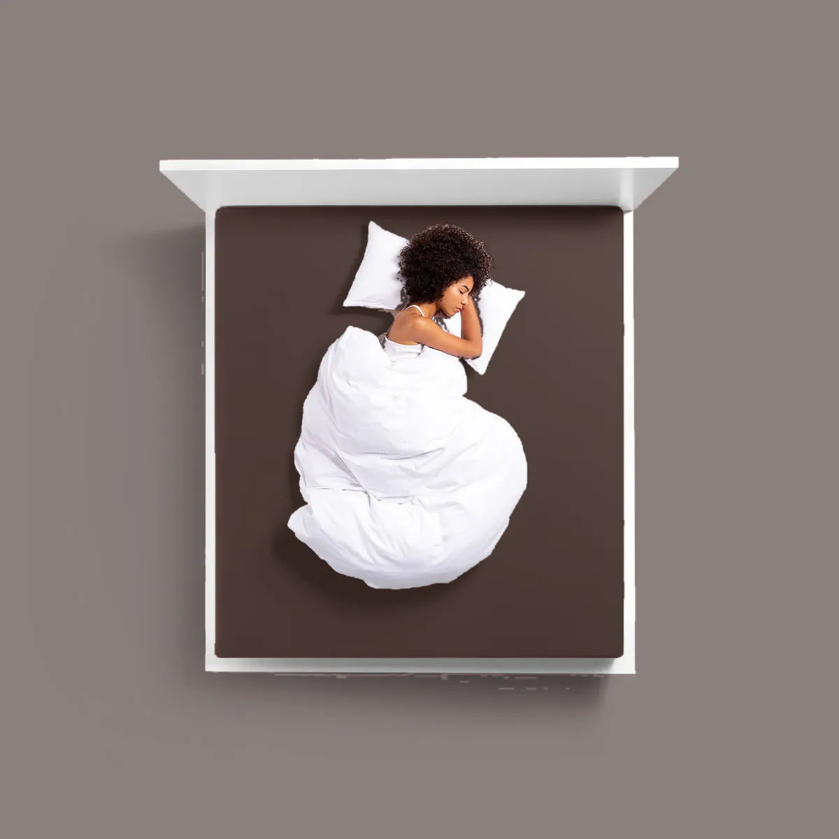 Bella Donna kleur 0121 - bella-donna-hoeslaken-0121-mokka-bovenaanzicht-model.webp