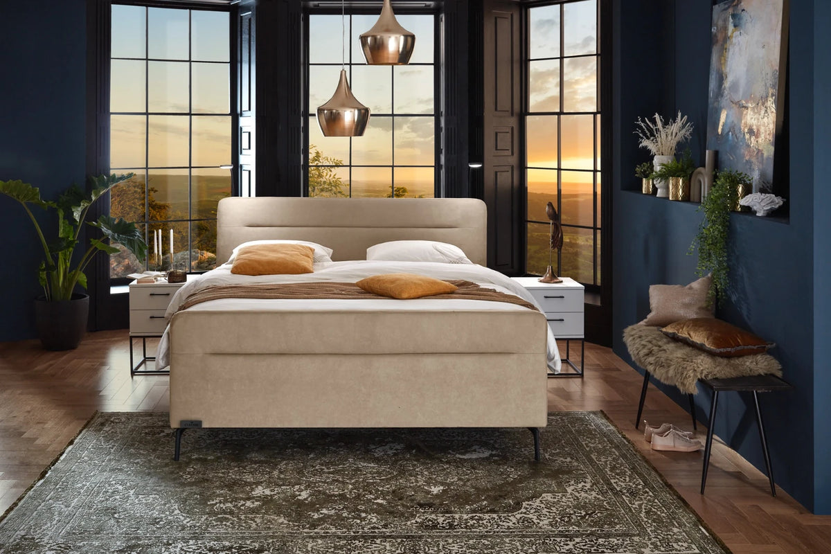 Caresse boxspring 3310 in beige uitvoering in sfeervolle slaapkamer