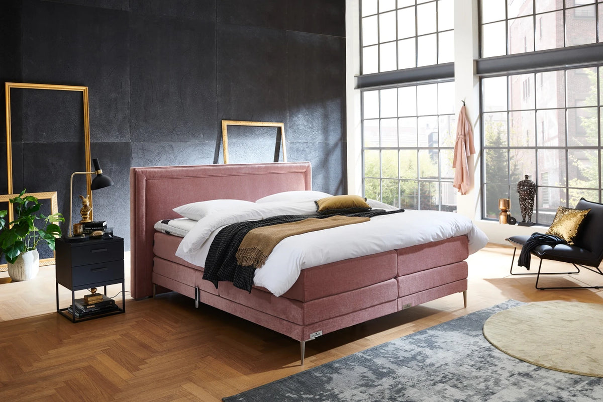 Caresse boxspring 6900 in roze uitvoering in luxe slaapkamer
