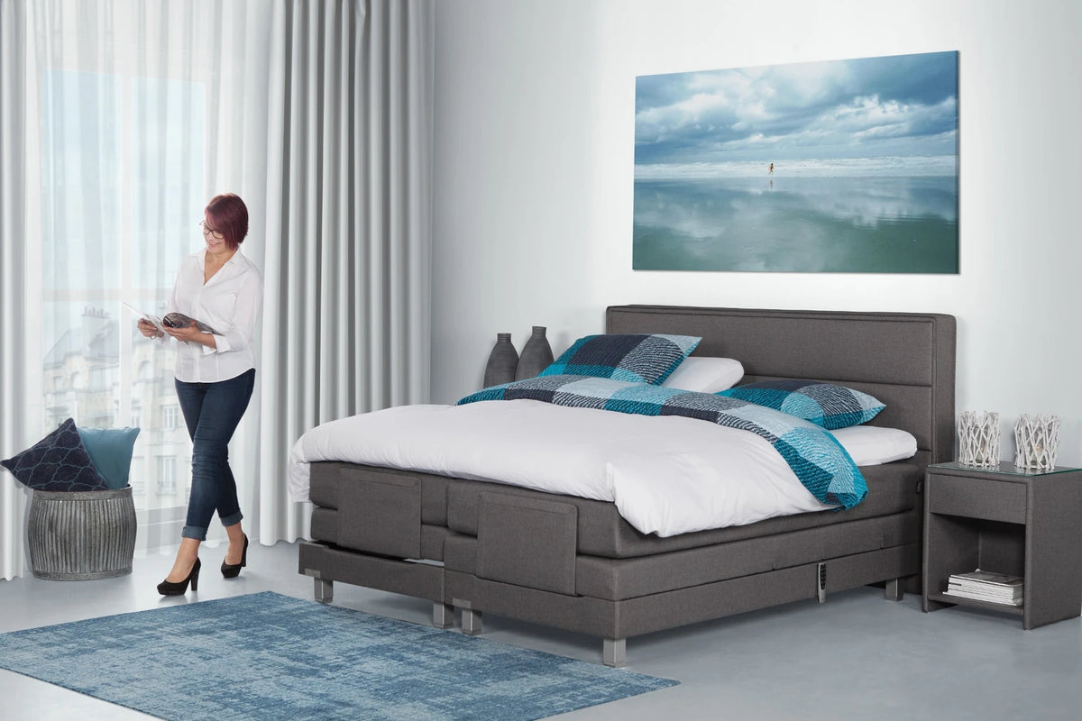Caresse boxspring 9500 in grijze uitvoering in minimalistische slaapkamer