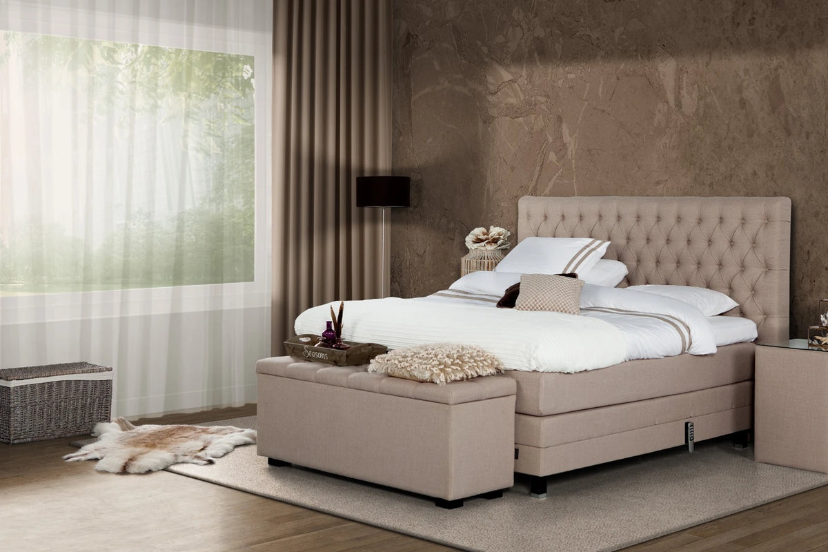 Caresse boxspring 9800 in lichte slaapkamer met gecapitonneerd hoofdbord