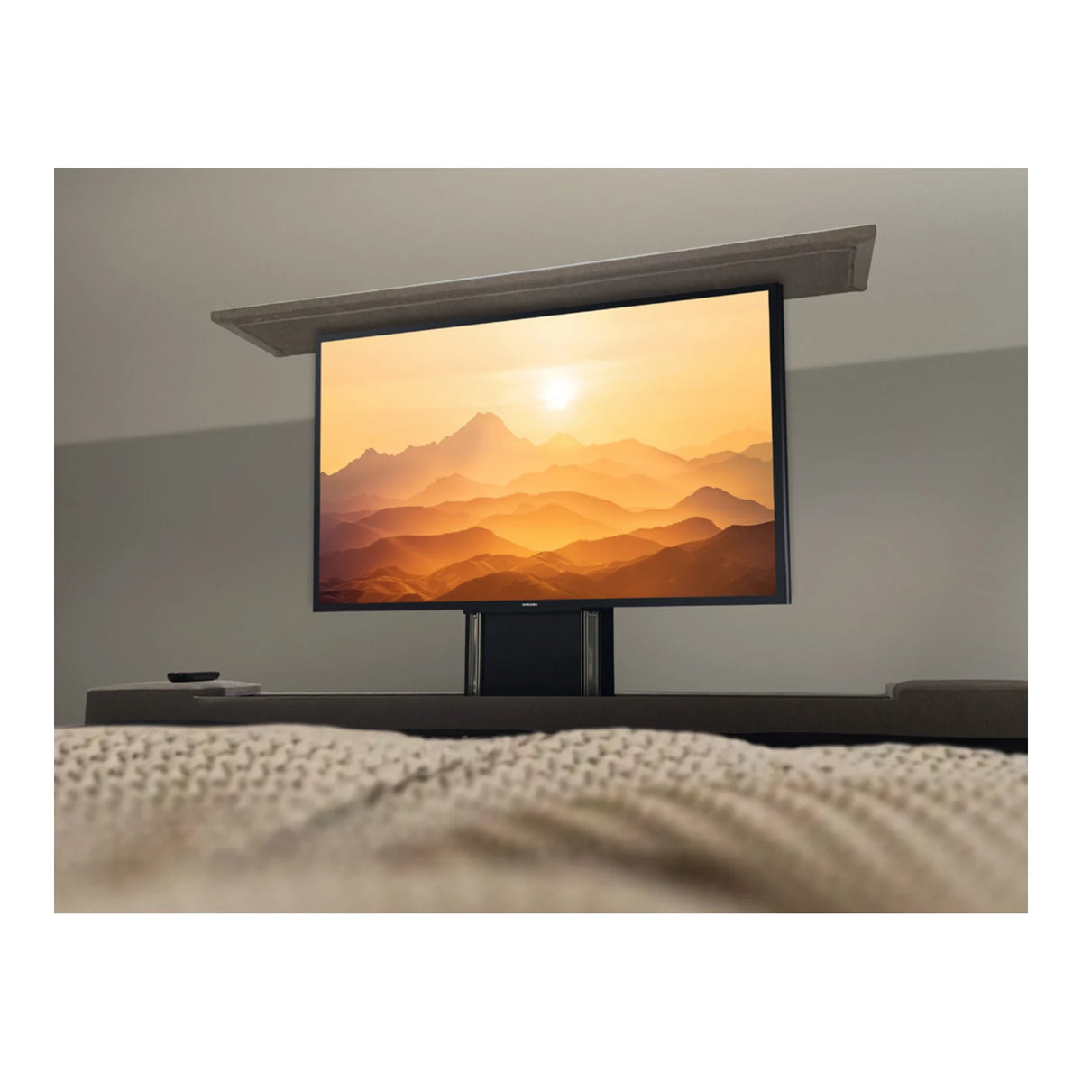 Caresse TV-lift in voetbord, vooraanzicht met uitgeschoven televisie
