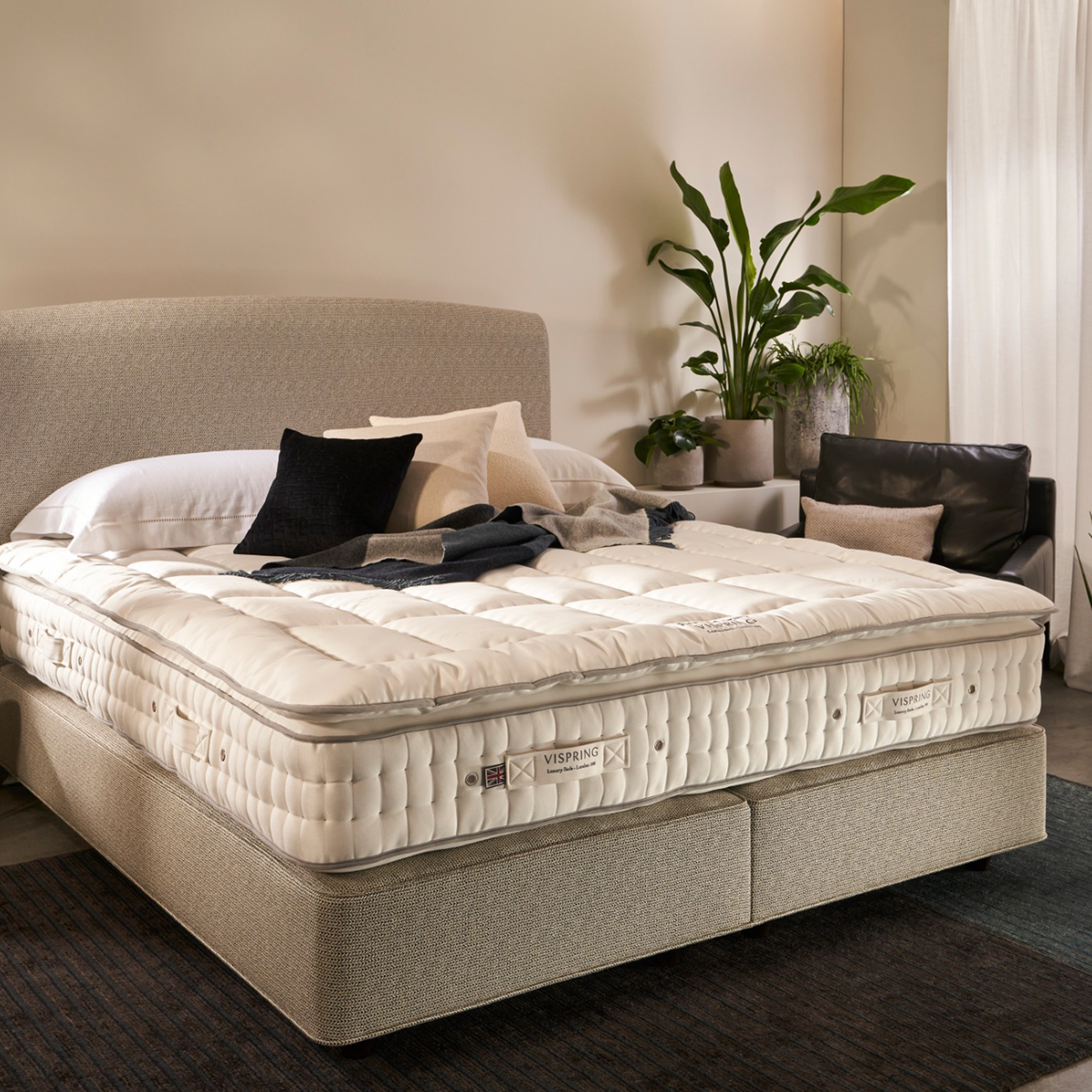 Vispring Heaven Luxury topmatras op bed in slaapkamer