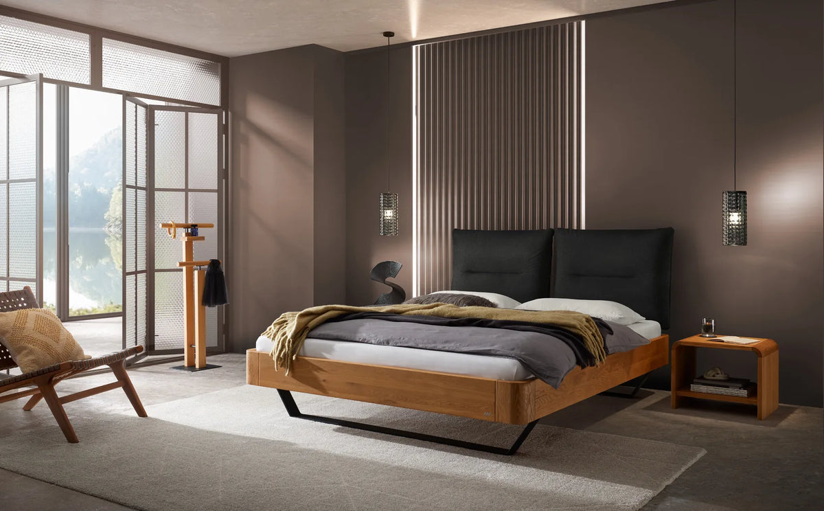 Voorbeeldsamenstelling Hasena Oak-Line Modul 18 met Slitto-onderstel en gestoffeerd Amy-hoofdbord in naturel eiken
