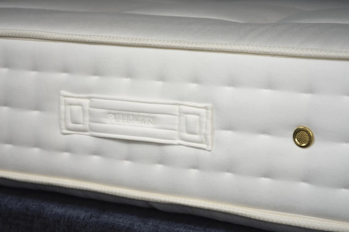 Detail van de damasttijk van een Pullman Goldline matras met ventilatierooster in de border