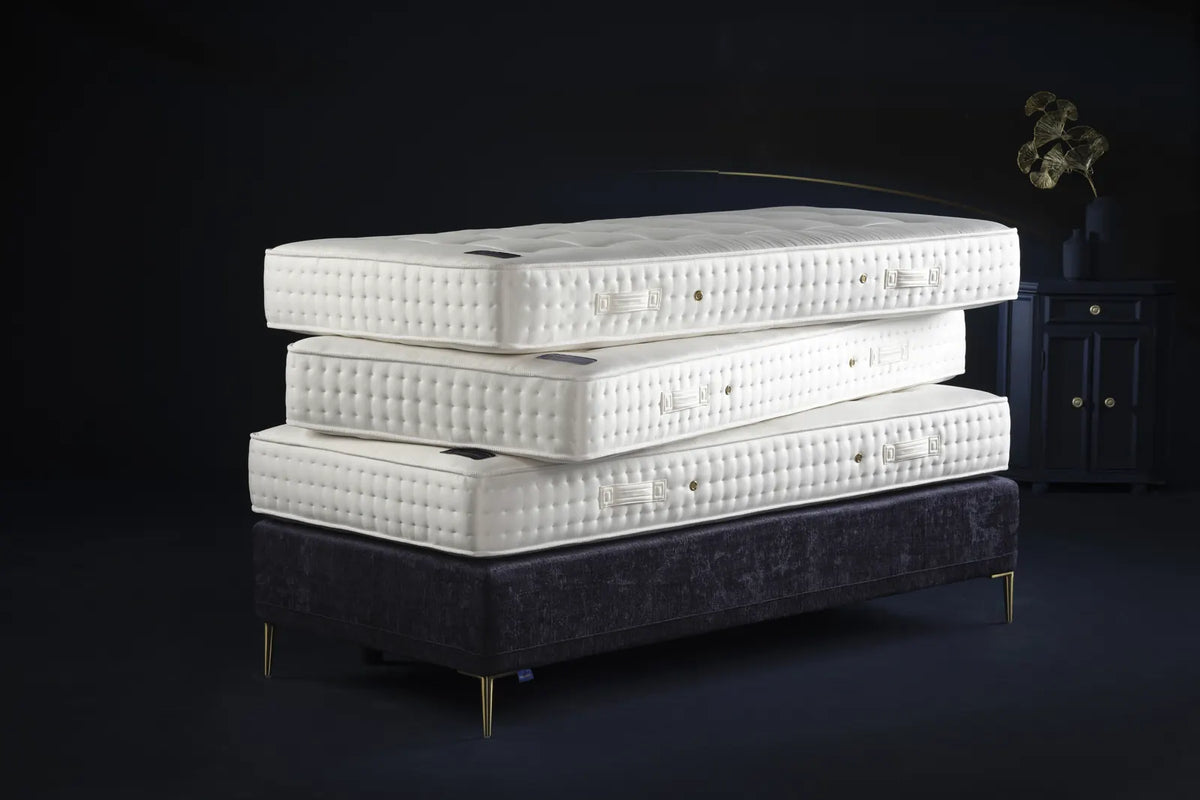 Drie Pullman Goldline matrassen gestapeld op een boxspring