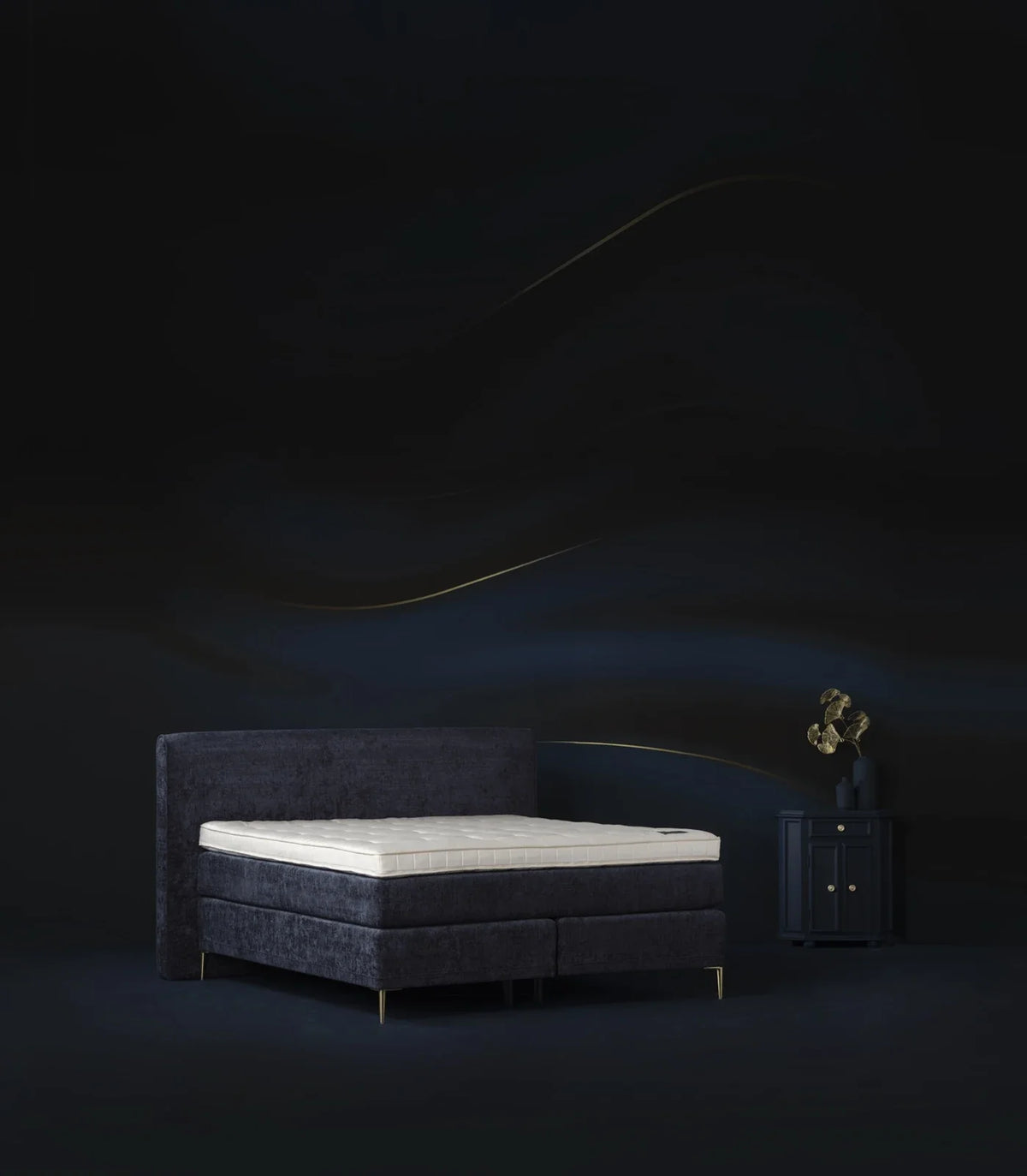 Pullman Goldline topper op een donkerblauwe boxspring in een sfeervolle slaapkamer