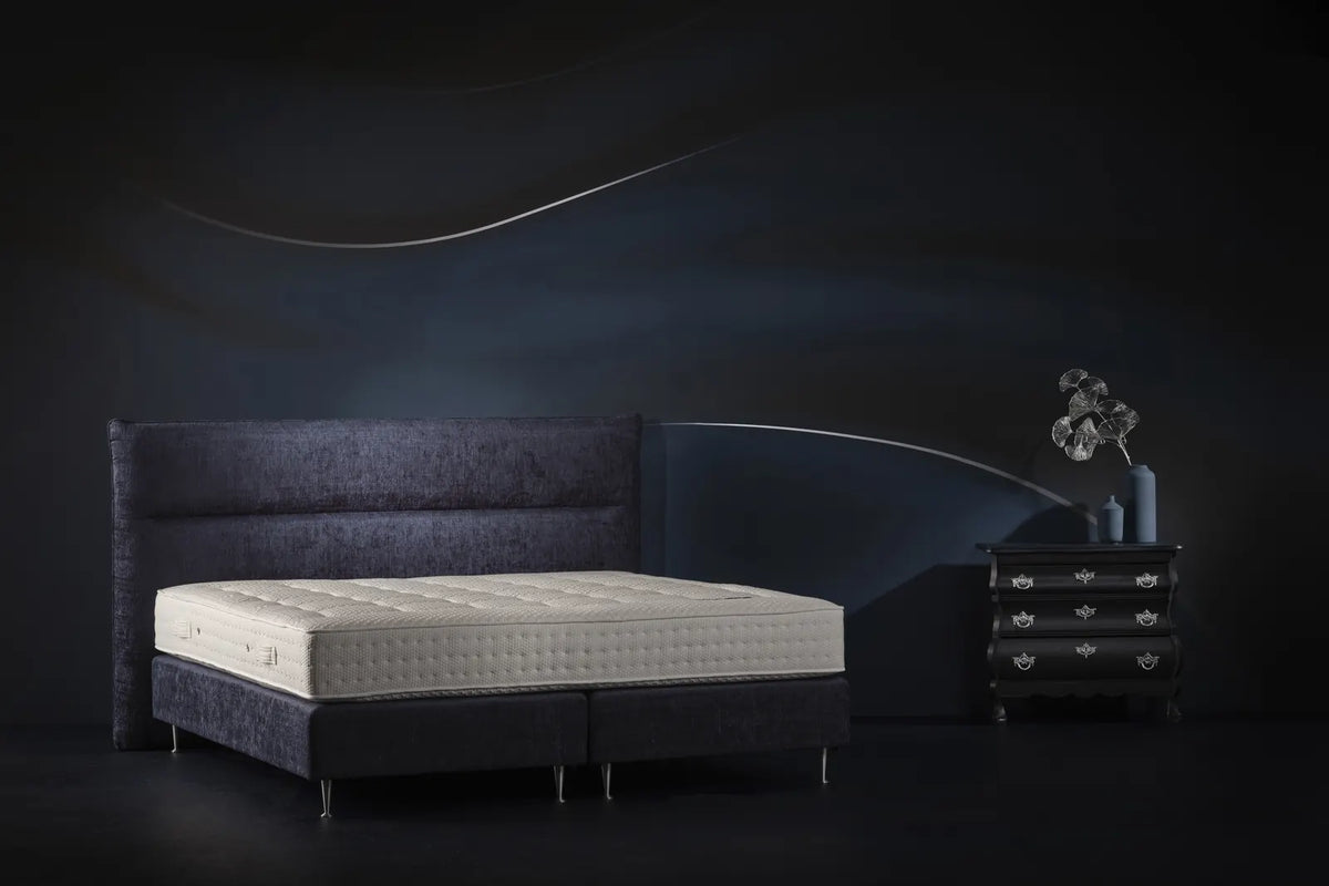 Pullman Silverline matras op een boxspring in een donker sfeerdecor