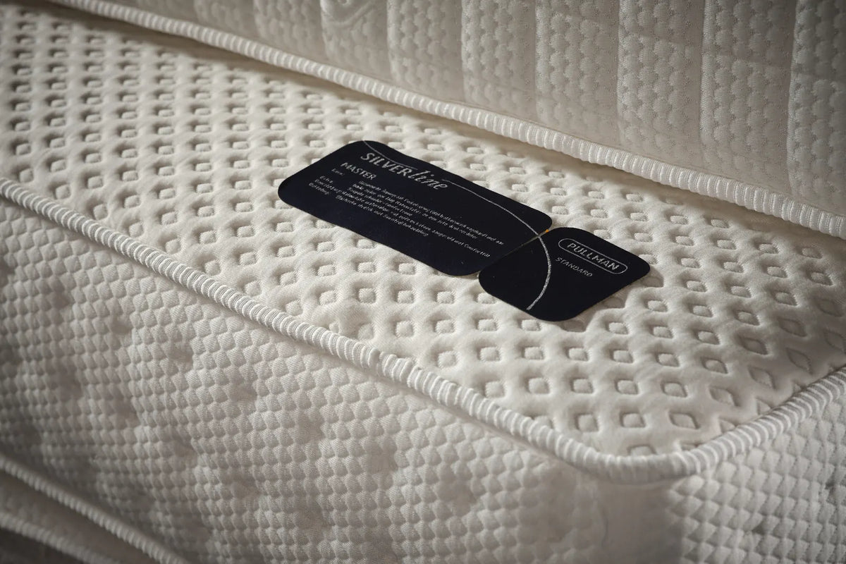 Labelkaartjes van een Pullman Silverline Master matras met de uitvoering Standard