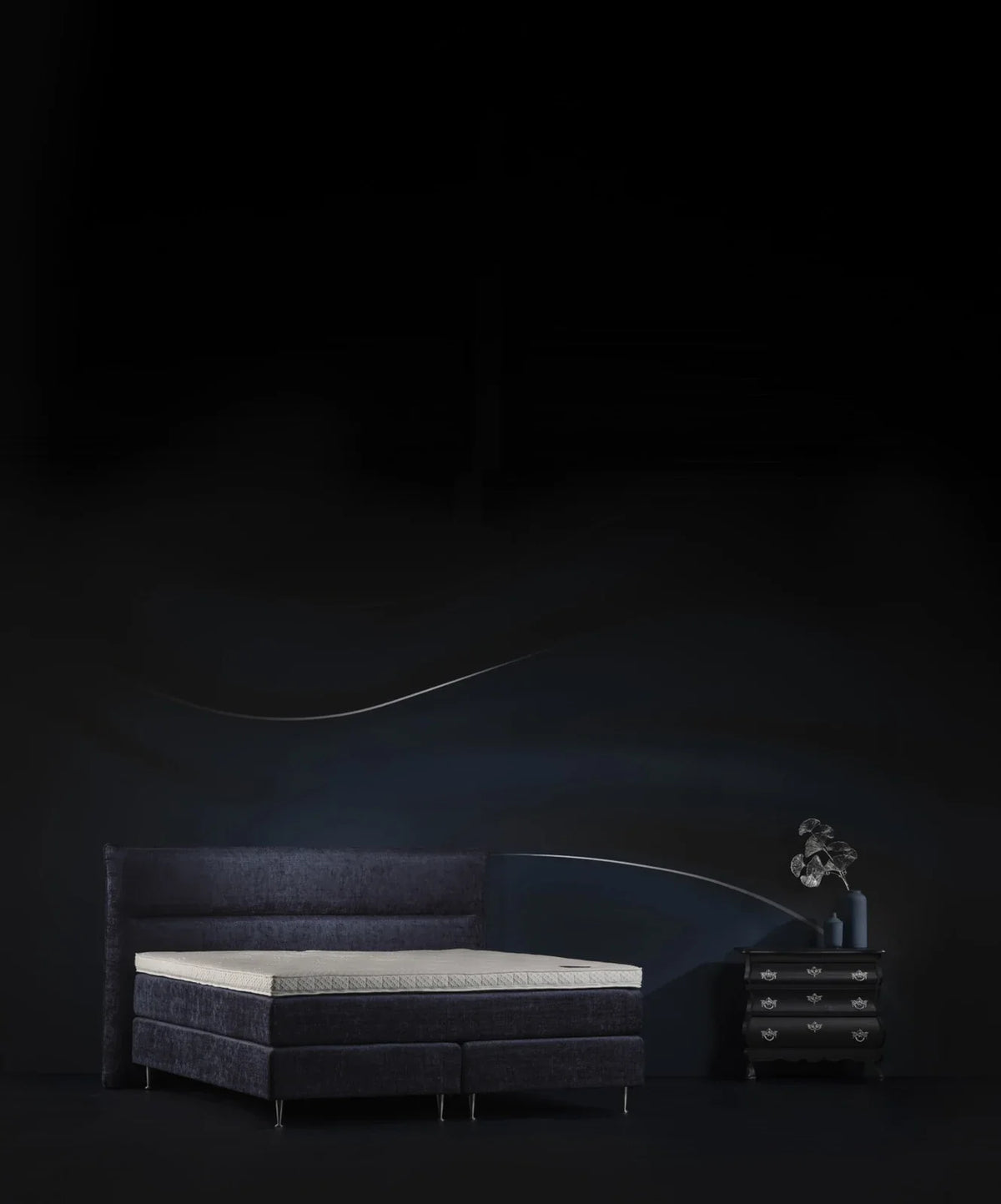 Pullman Silverline topper op donkerblauwe boxspring, sfeervoorbeeld van de serie