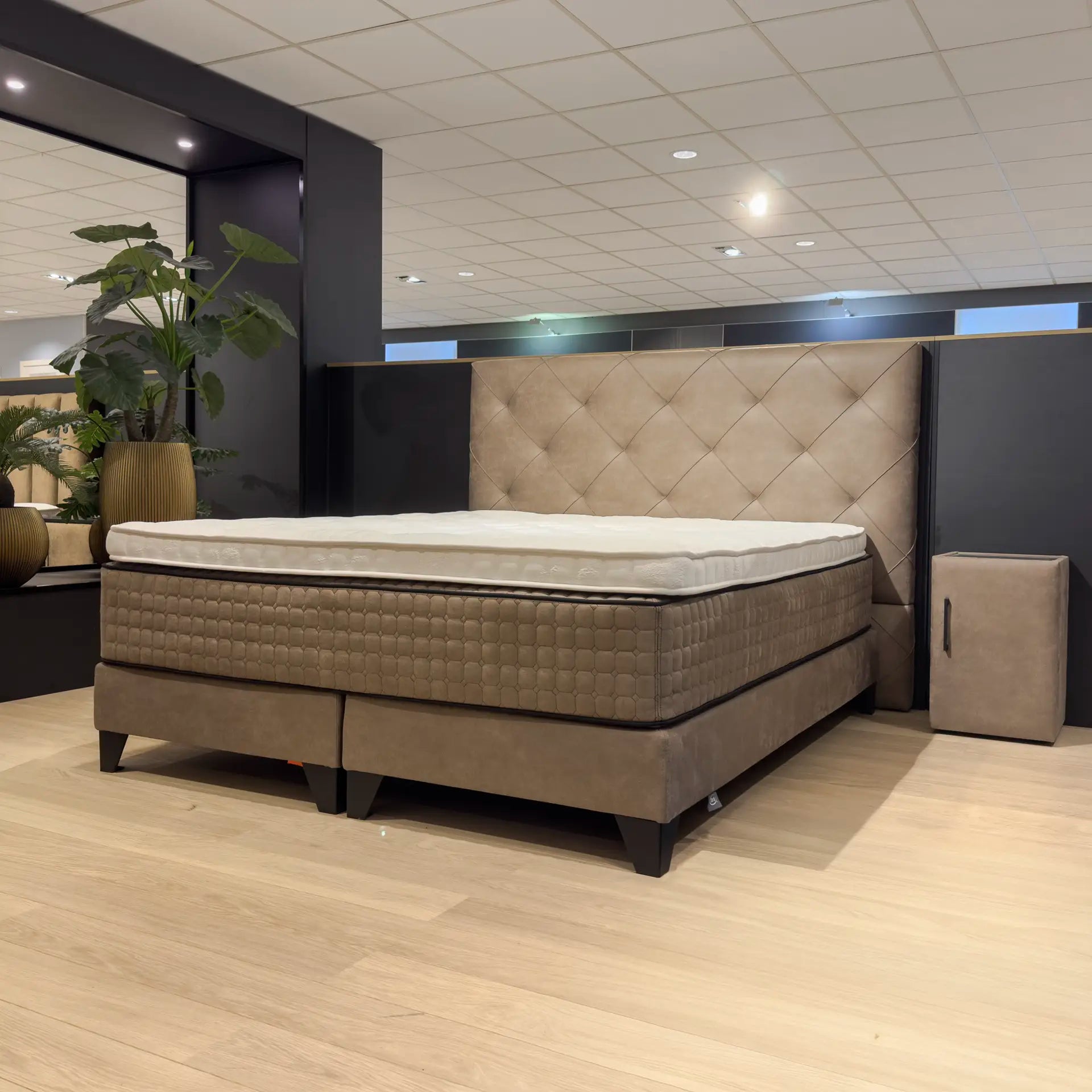 Serta Premium Magnifique Boxspring (showroommodel)