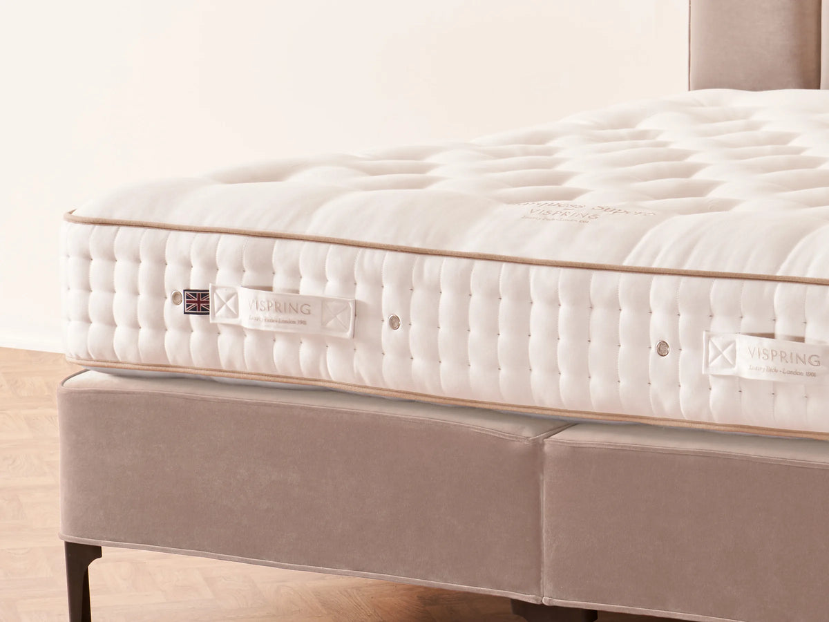 Detail van het Vispring Marquess Superb matras: handgeknoopte wollen noppen, side-stitching en horizontale handgrepen