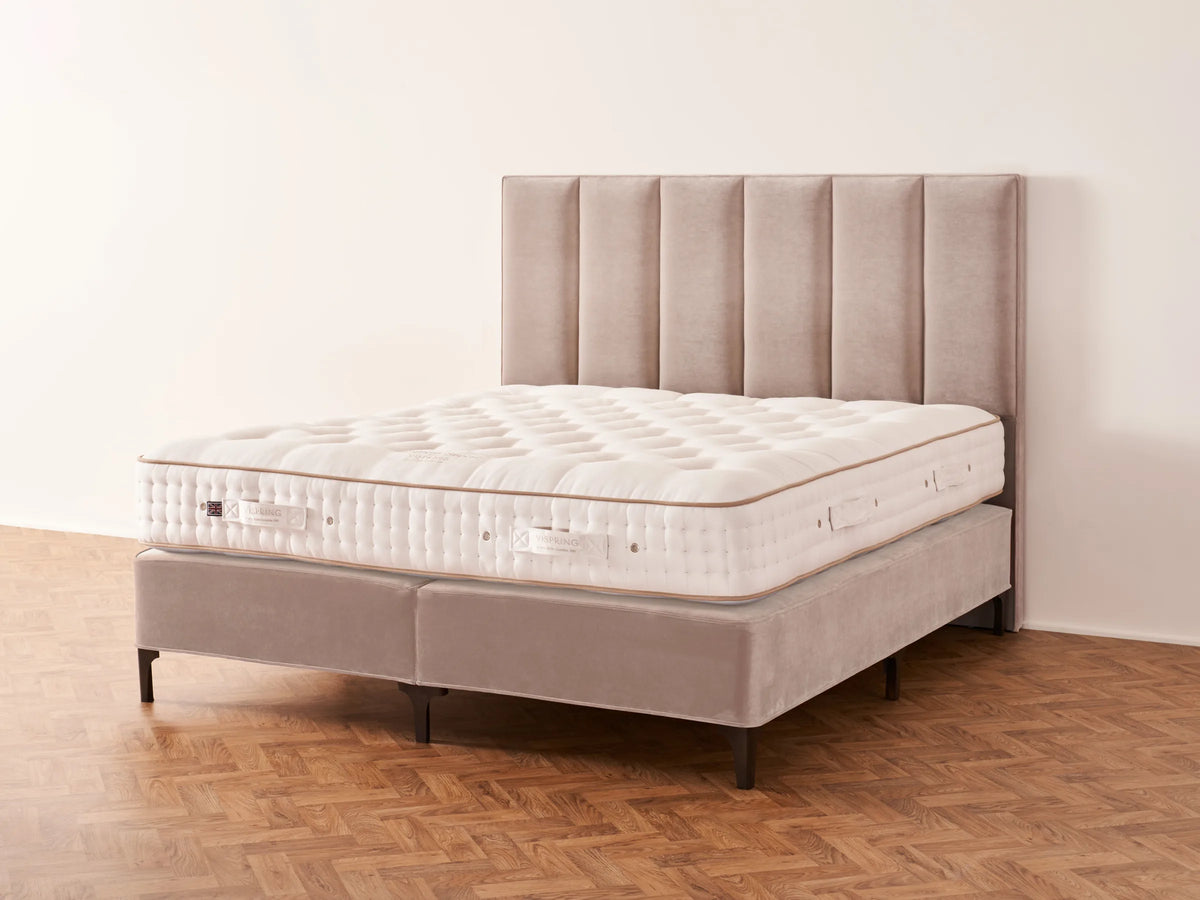 Vispring Marquess Superb matras op een Sovereign boxspring met stoffen hoofdbord, zonder beddengoed