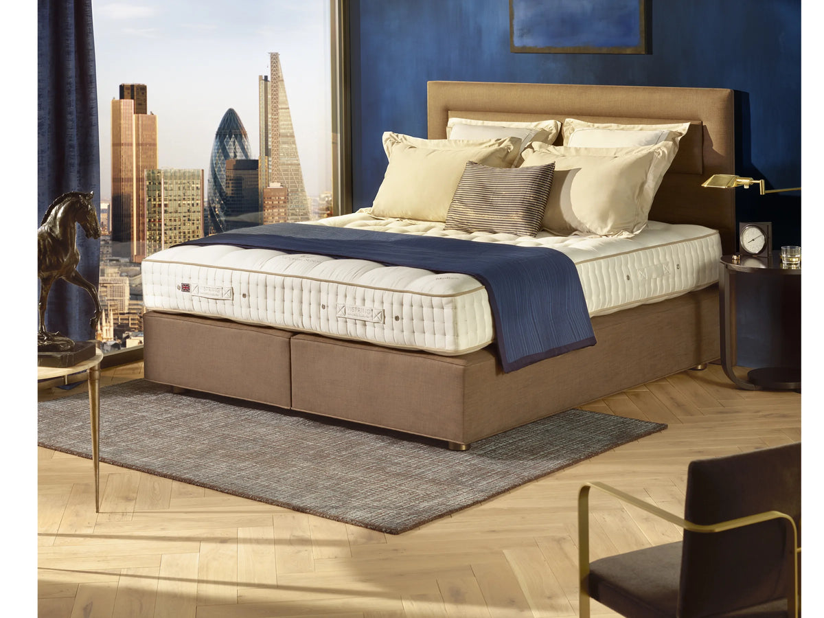 Vispring Marquess Superb matras in een slaapkamer met donkerblauwe wand en uitzicht over de stad