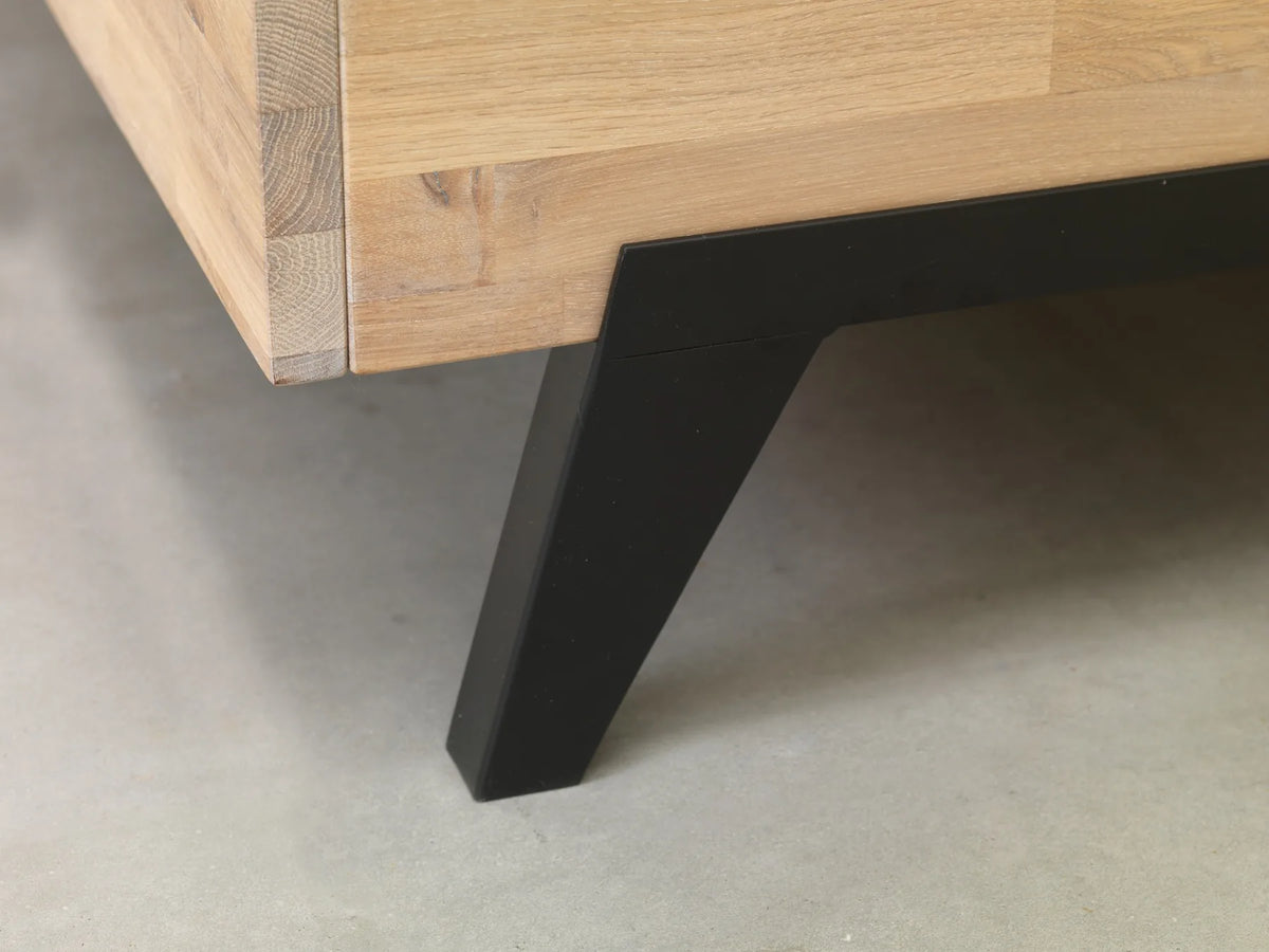 Wake Up Diamant detail van zwarte metalen poot en houten bedombouw