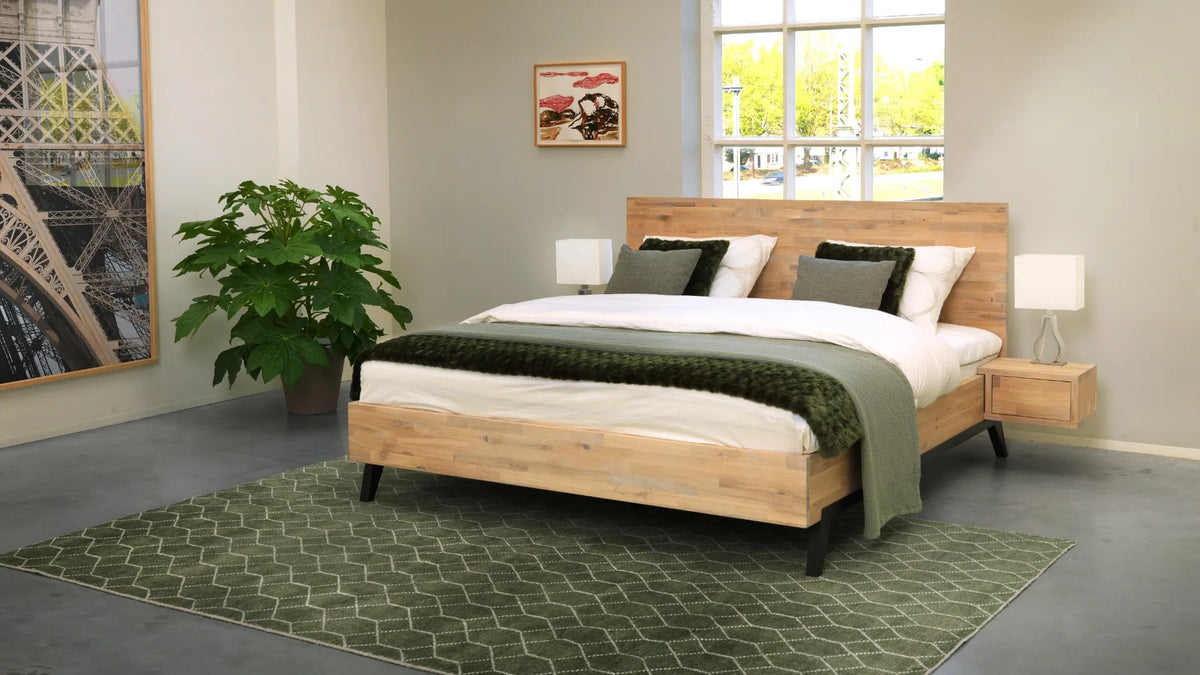 Wake Up Diamant houten ledikant met recht hoofdbord en voetbord in slaapkamer
