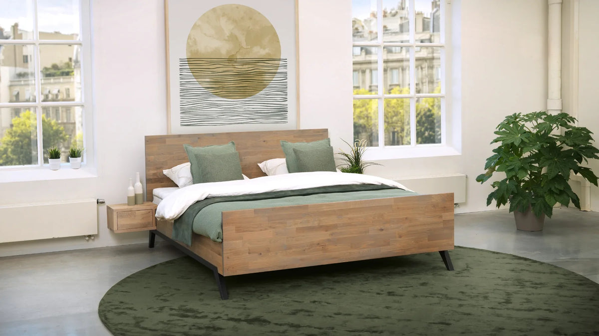 Wake Up Royal houten ledikant met hoog voetbord in sfeervolle slaapkamer