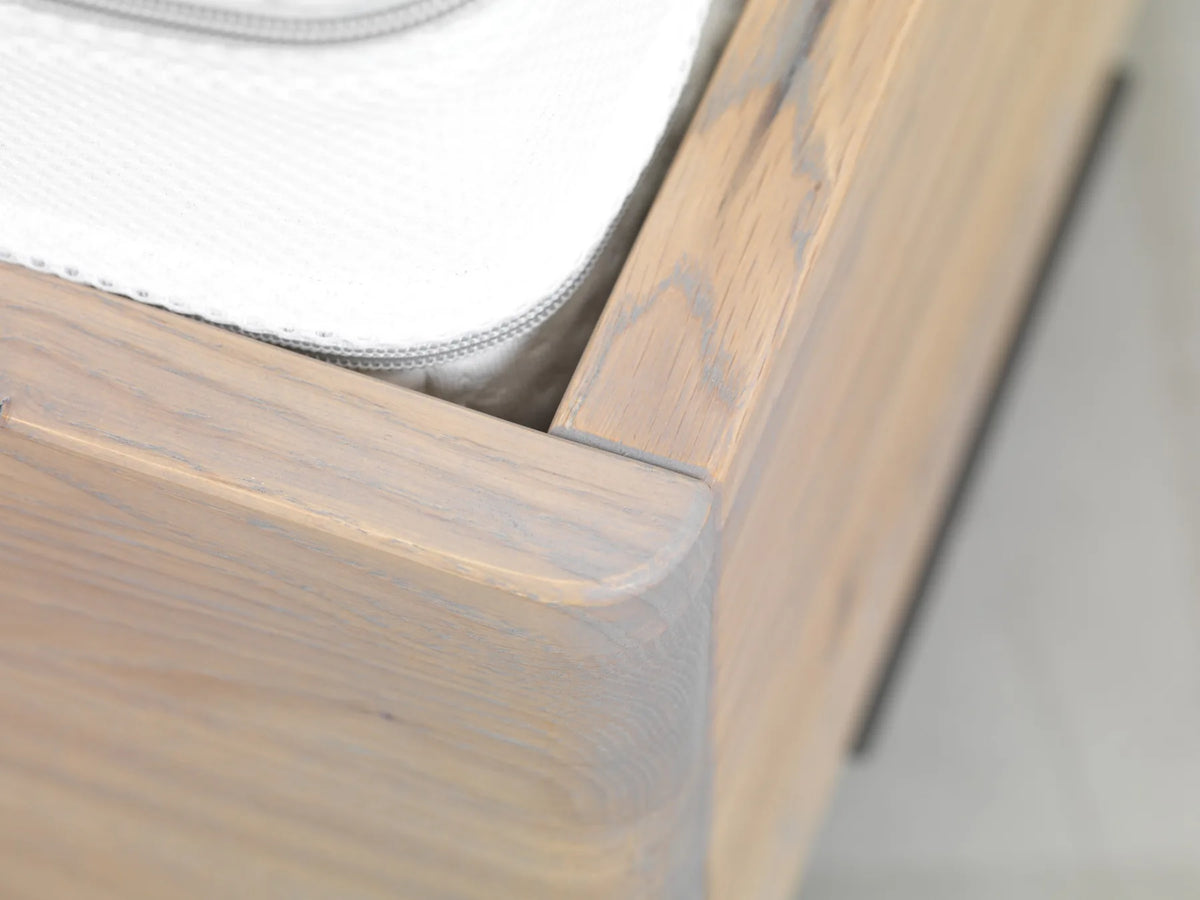 Wake Up Rubin detail van houten hoekverbinding naast matras