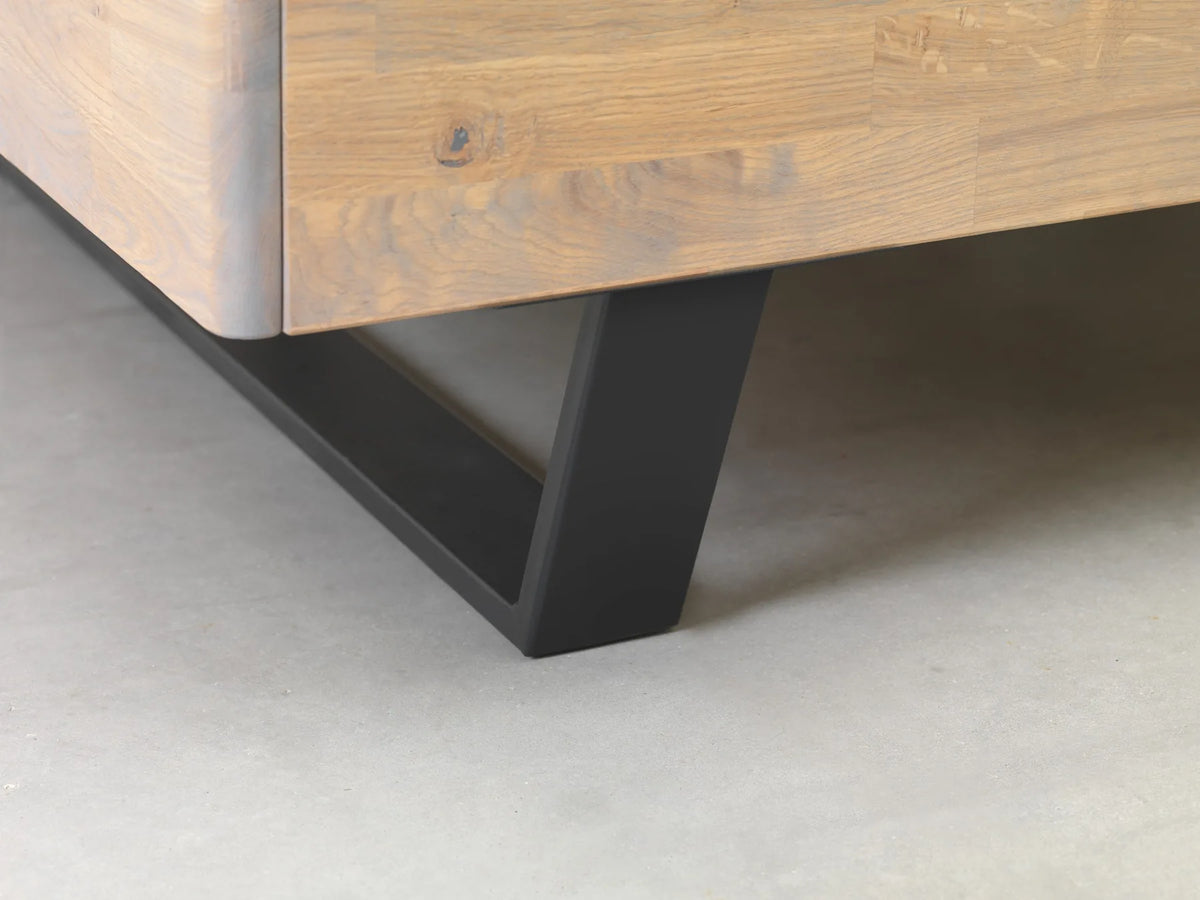 Wake Up Rubin detail van de zwarte metalen poot