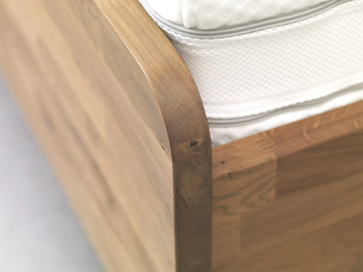 Wake Up Szafir detail van afgeronde eiken hoek en houtverbinding