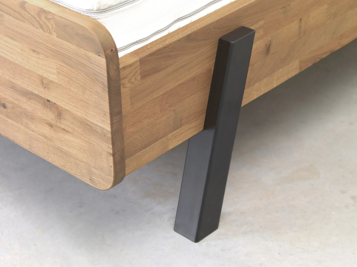 Wake Up Szafir detail van zwarte metalen poot en afgerond houten voetbord